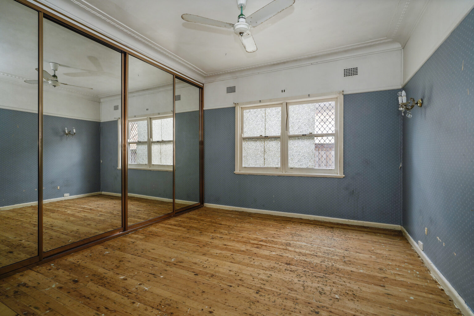 43 Surrey St, Minto NSW 2566 – photo 3 of 8