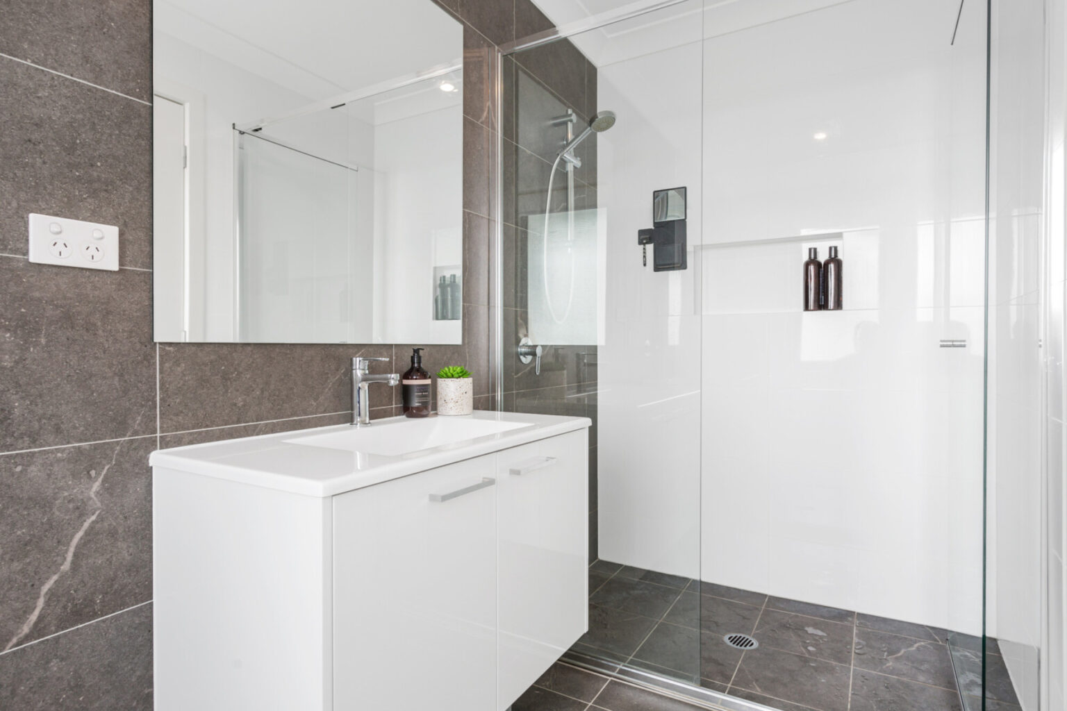 82 Hennessy Avenue, Moorebank NSW 2170 – photo 6 of 10