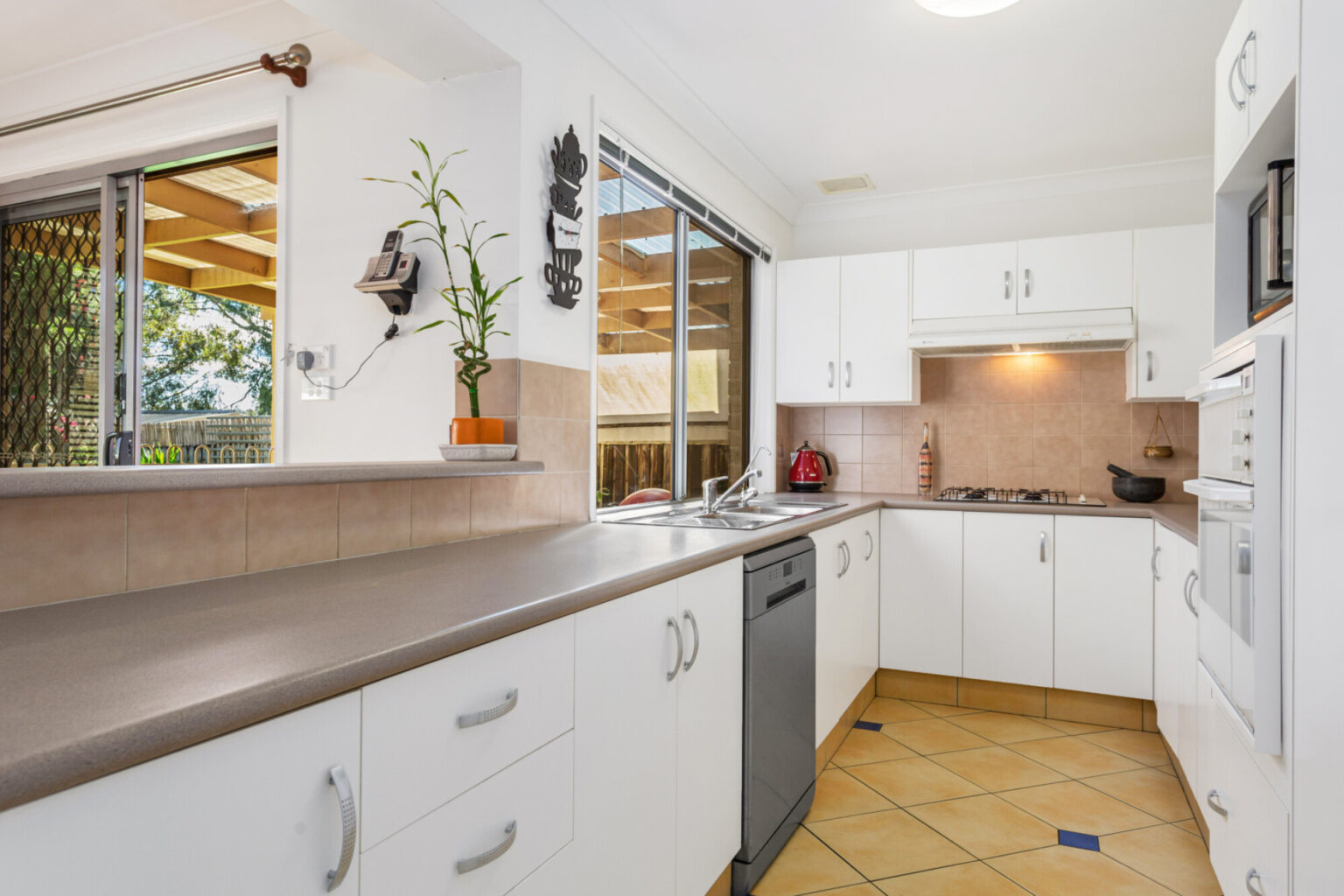 16 Carruthers Drive, Horningsea Park NSW 2171 – photo 3 of 10