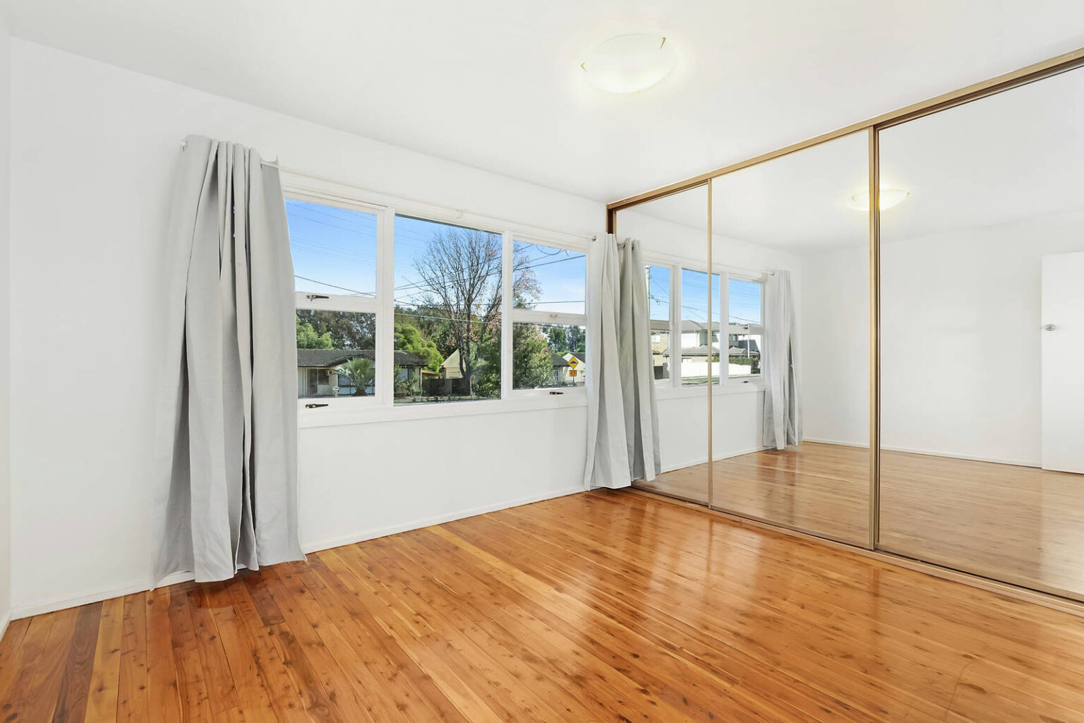 24 Amalfi Street, Lurnea NSW 2170 – photo 5 of 9