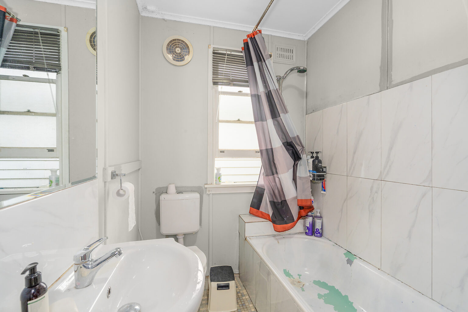 13 Catherine Avenue, Lurnea NSW 2170 – photo 6 of 7