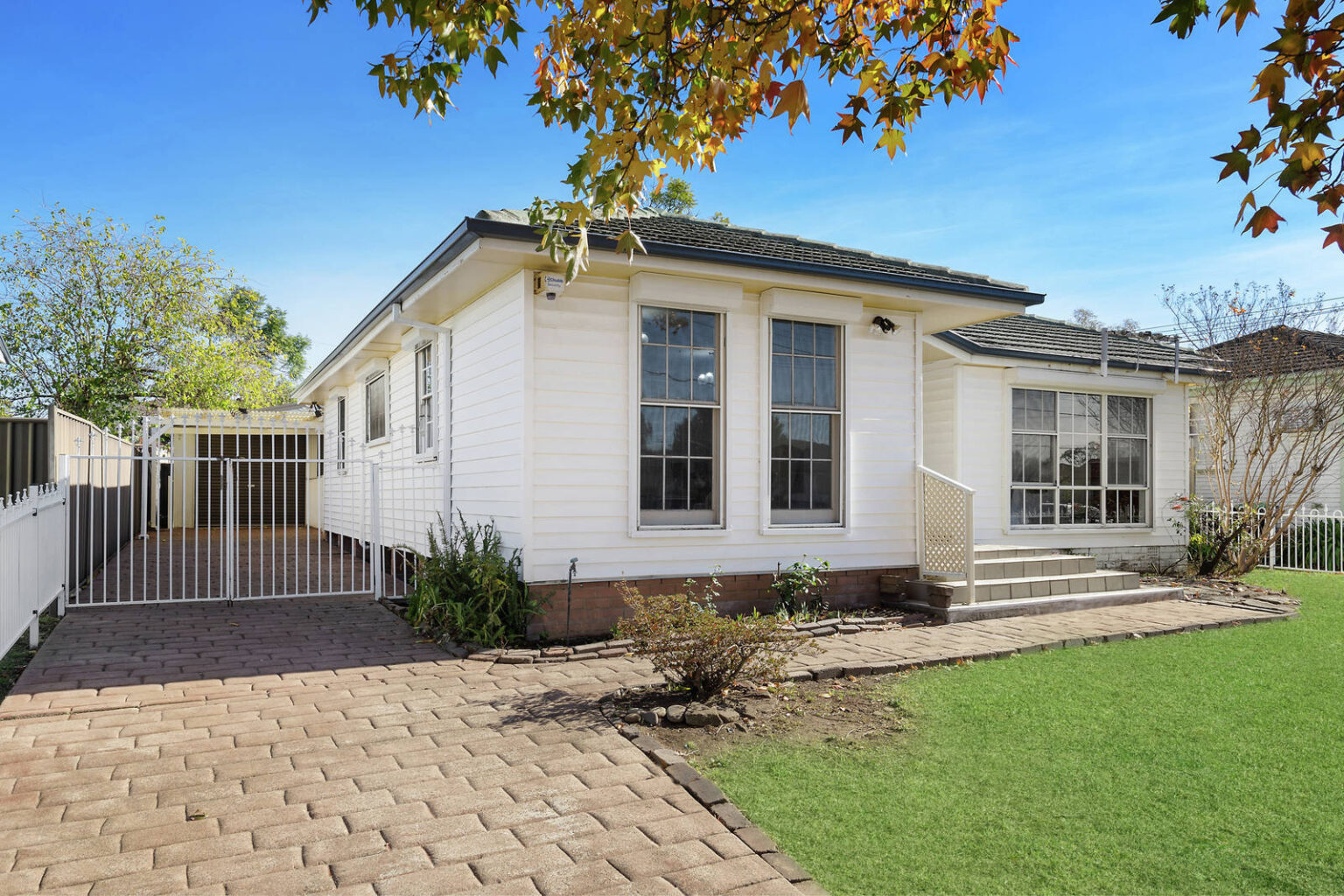 7 Brain Avenue, Lurnea NSW 2170 – photo 2 of 15