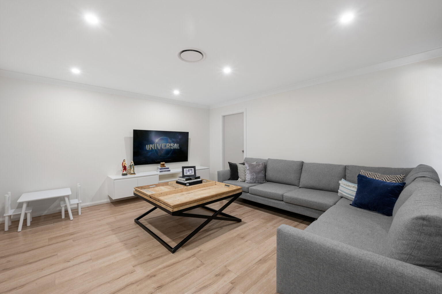 24 Idriess Place, Edensor Park NSW 2176 – photo 7 of 9