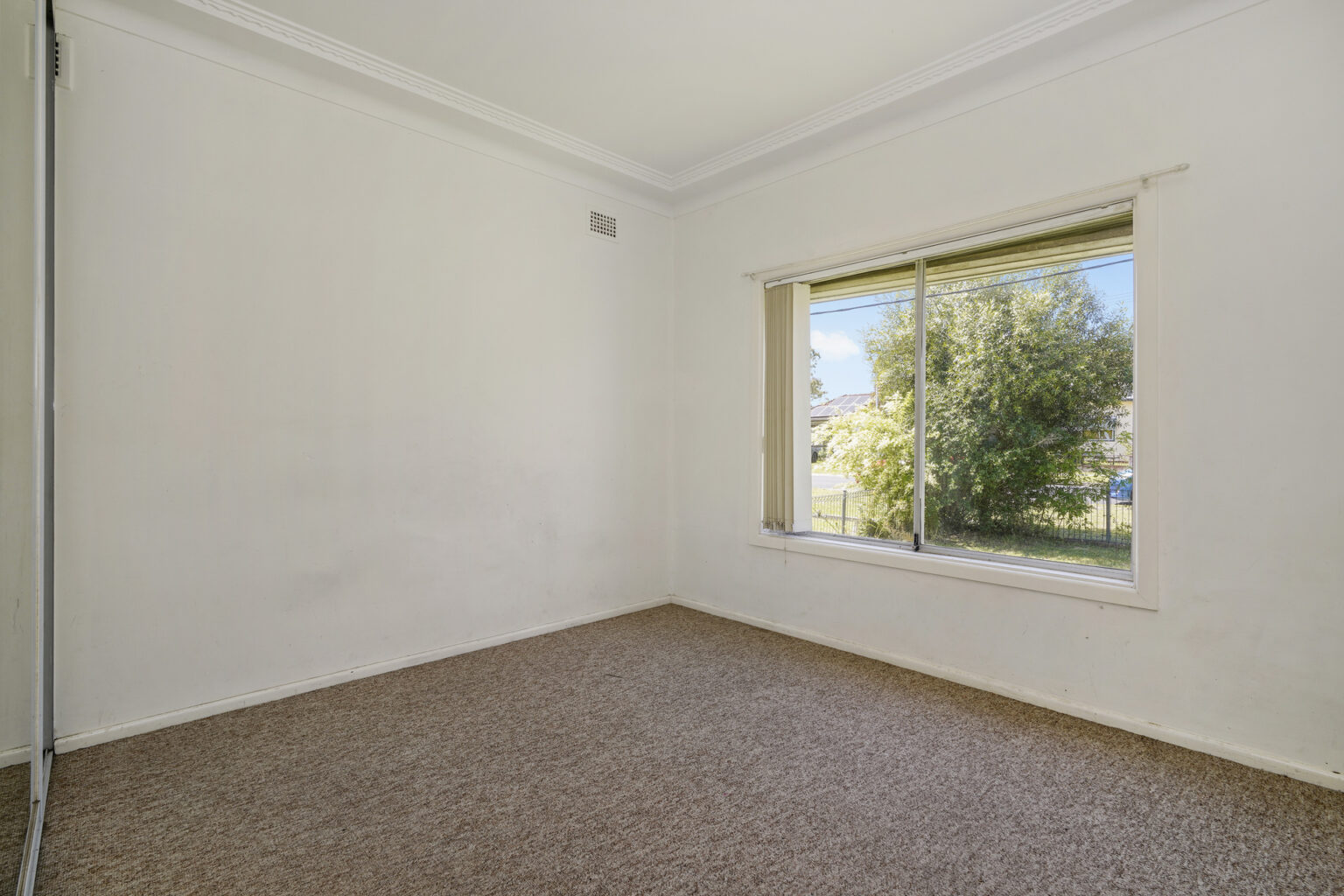 8 Parkland Avenue, Macquarie Fields NSW 2564 – photo 6 of 7