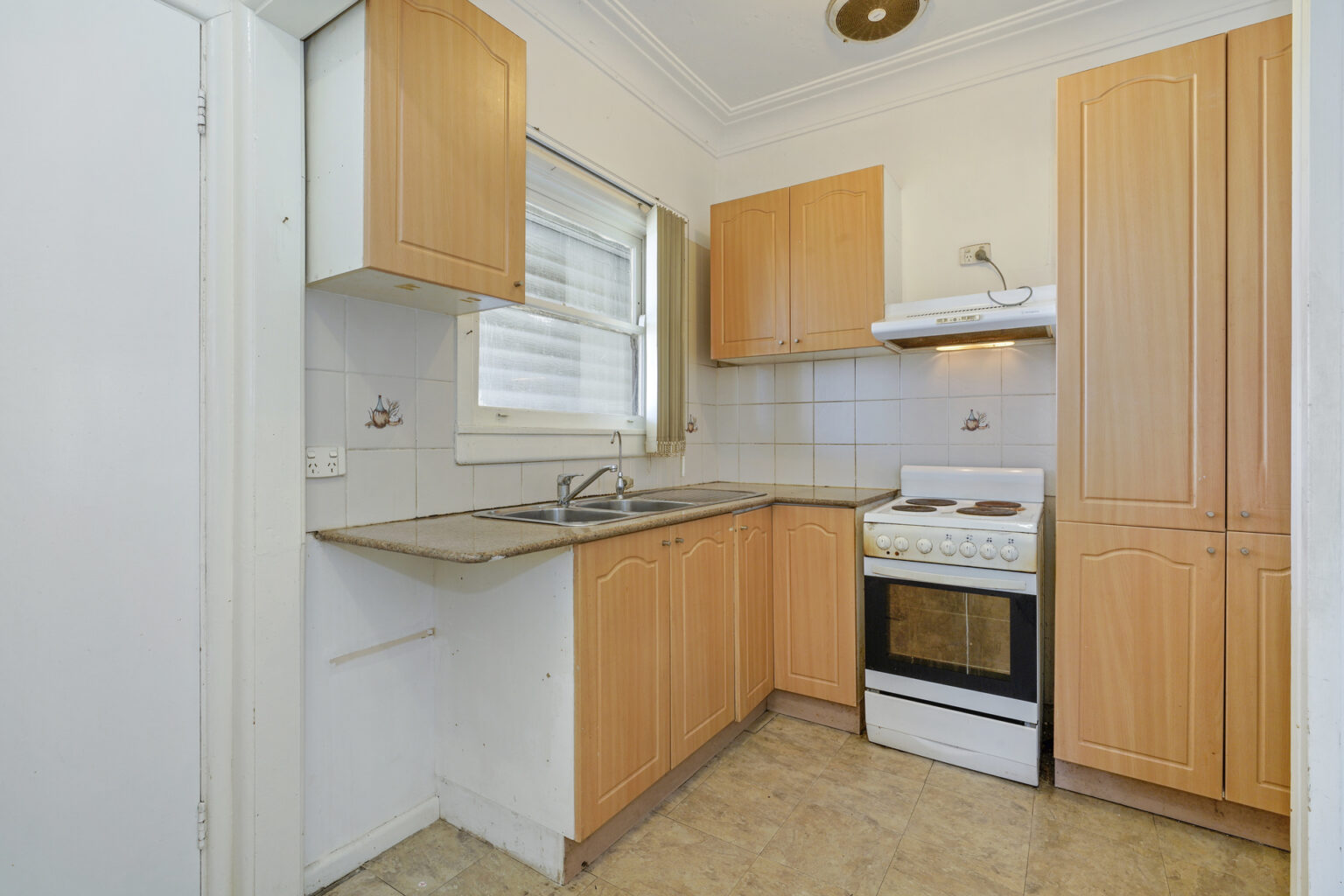 8 Parkland Avenue, Macquarie Fields NSW 2564 – photo 2 of 7