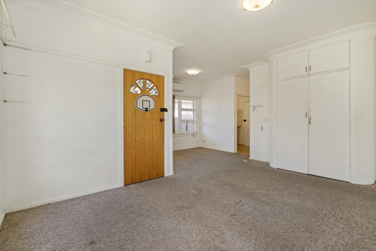 8 Parkland Avenue, Macquarie Fields NSW 2564 – photo 4 of 7