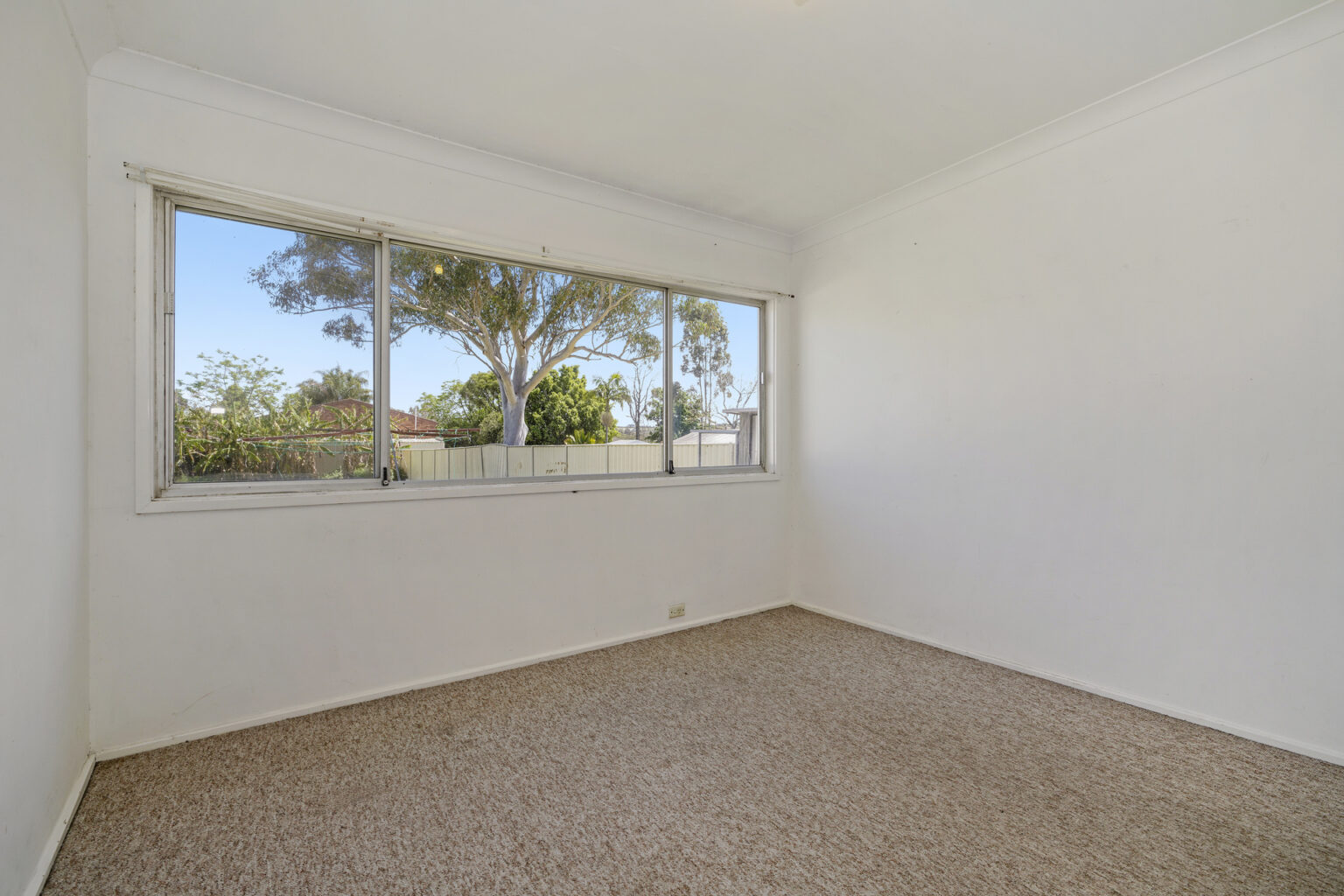 8 Parkland Avenue, Macquarie Fields NSW 2564 – photo 7 of 7