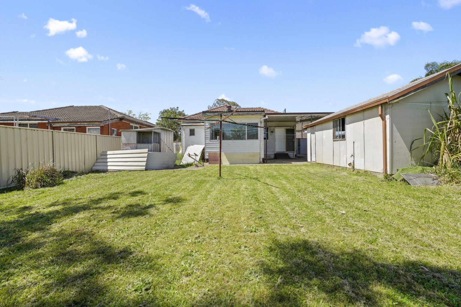 8 Parkland Avenue, Macquarie Fields NSW 2564 – photo 5 of 7