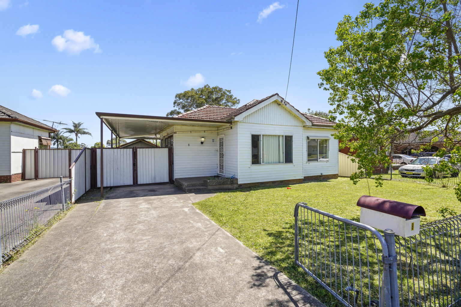 8 Parkland Avenue, Macquarie Fields NSW 2564
