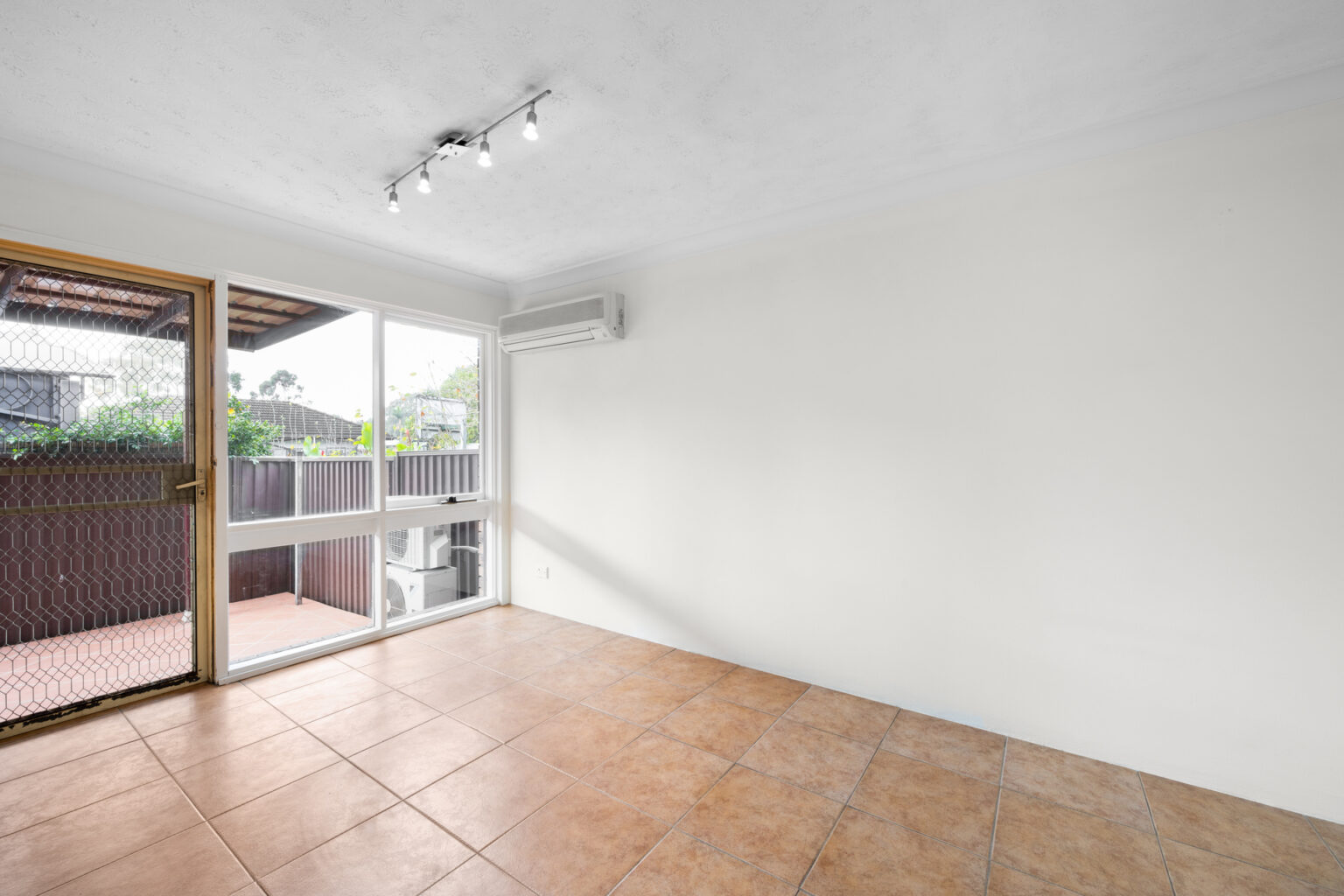 4/100 Hoxton Park Road, Lurnea NSW 2170 – photo 4 of 9