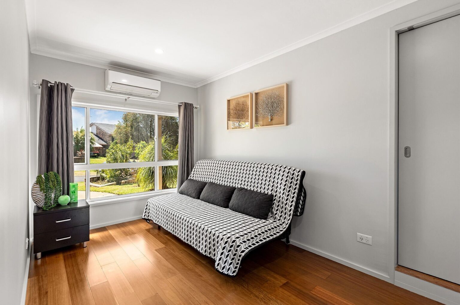 4 Wau Place, Glenfield NSW 2167 – photo 4 of 8