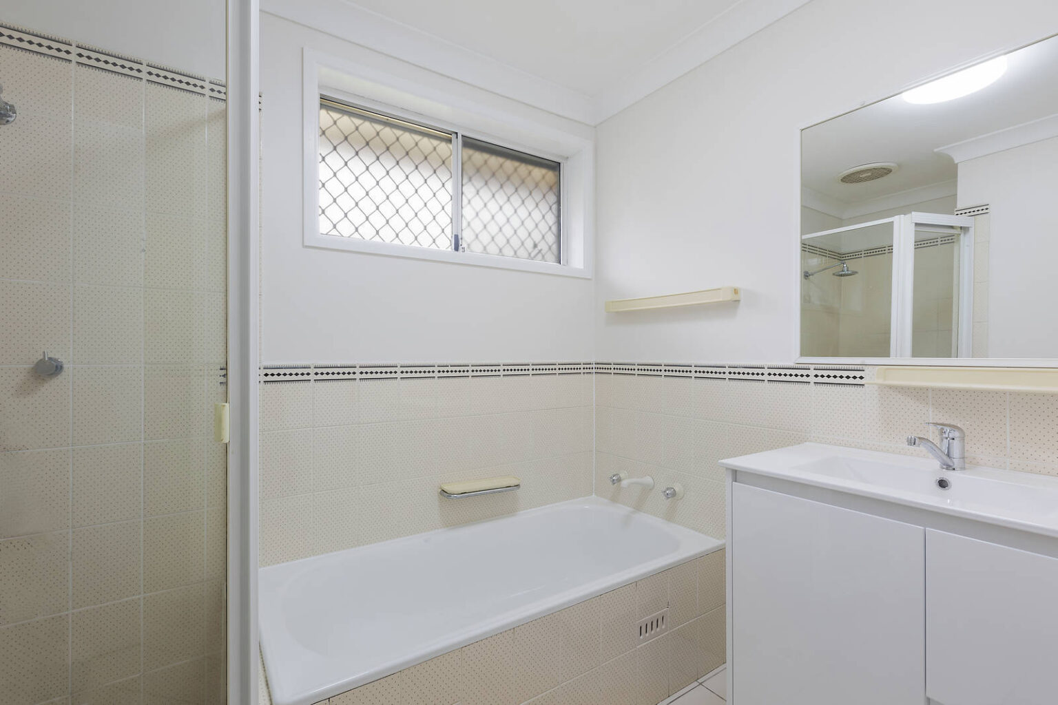 76 Currawong Street, Green Valley NSW 2168 – photo 5 of 8