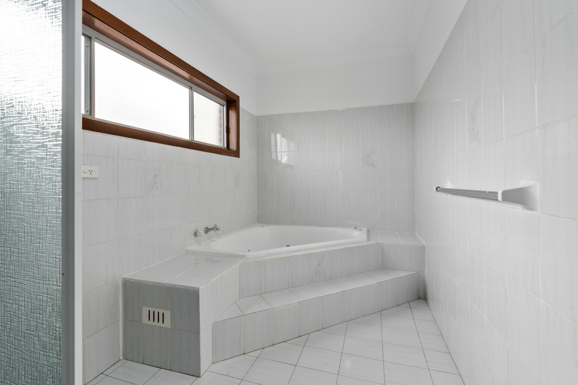 64 Jacaranda Crescent Casula NSW 2170 AUS