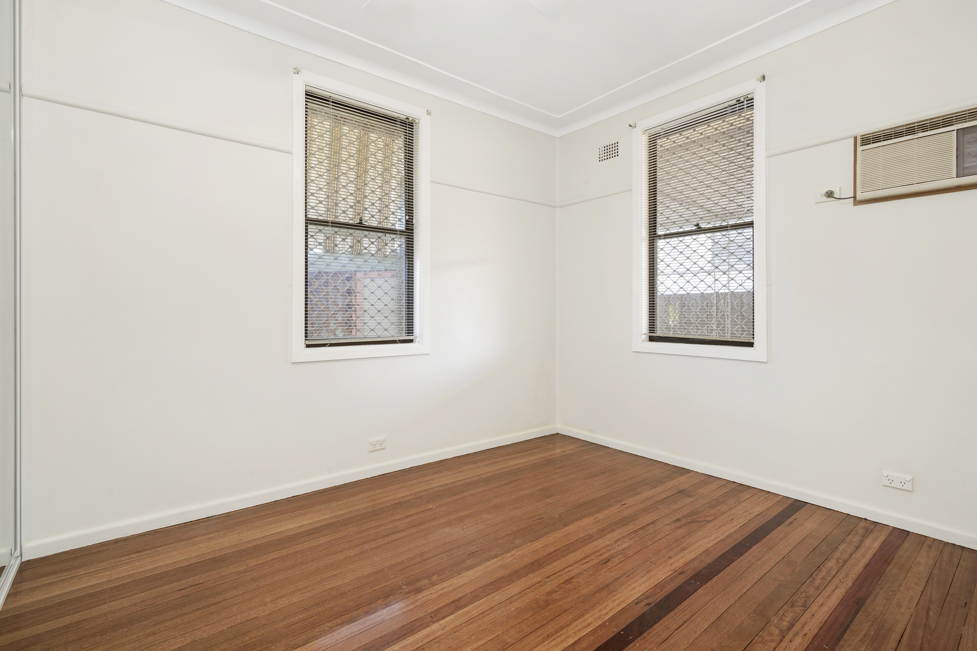 4 Floyd Place Mount Pritchard NSW 2170 AUS