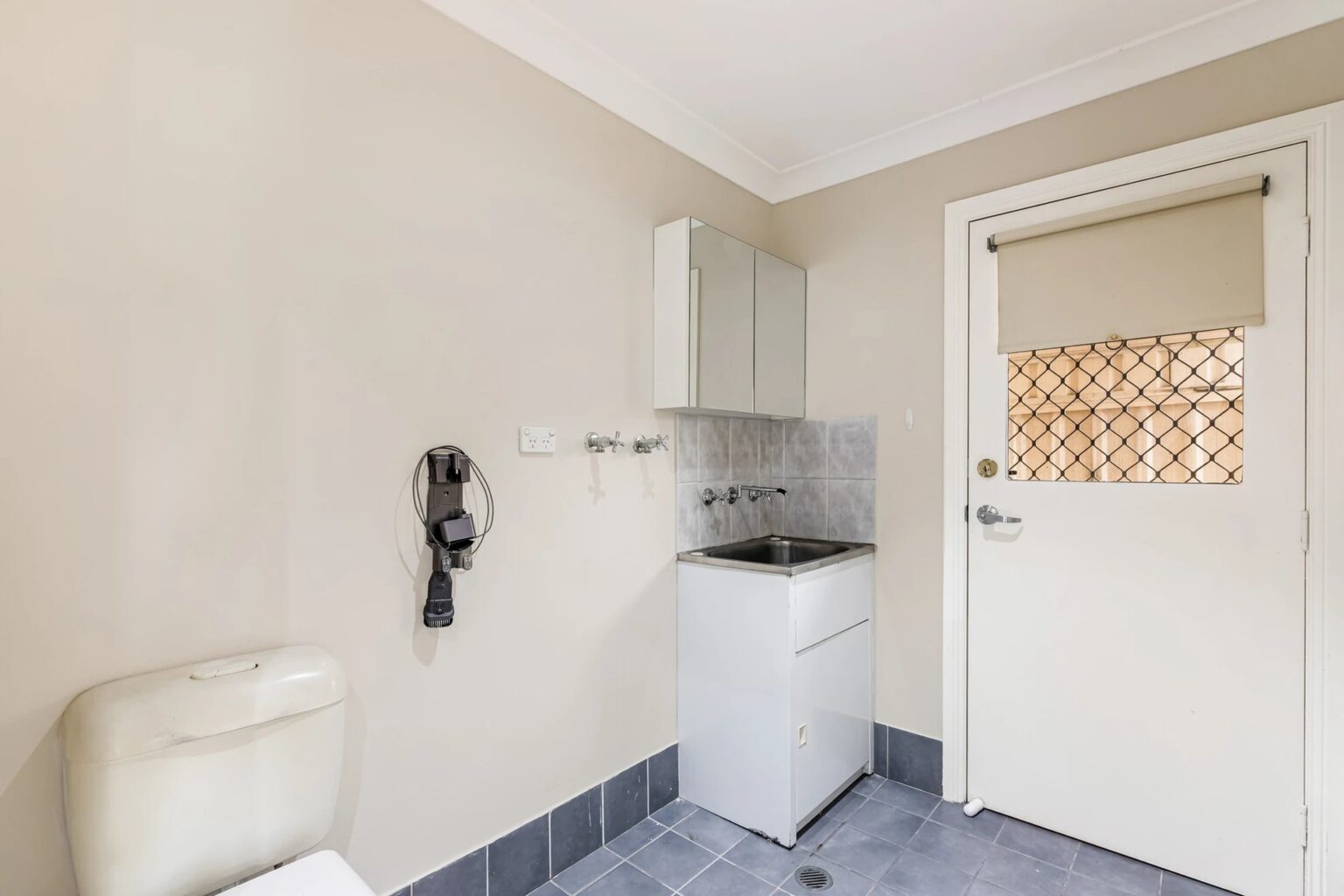 9 Tingha Close, Hinchinbrook NSW 2168 – photo 8 of 10